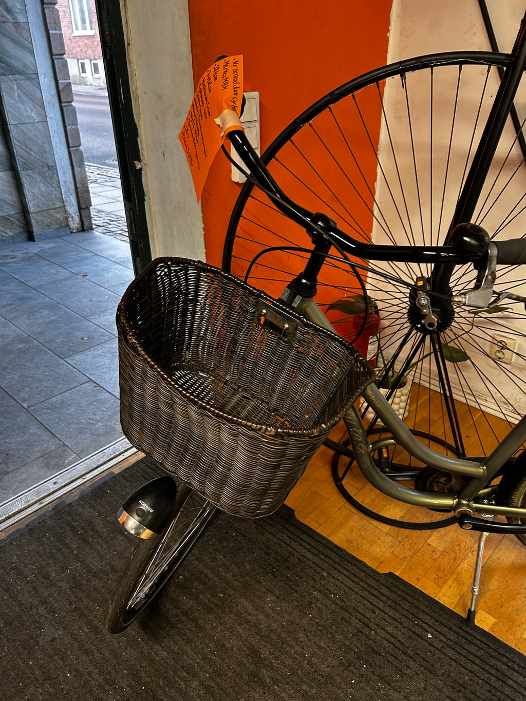 Begagnad cykel med korg på Cykelexperten i Lund